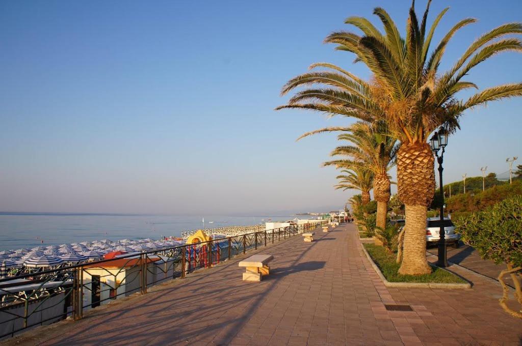 Monolocale Deluxe A 2,7 Km Dal Mare Per 2 Persone Siderno Exterior foto